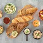 Broodplankje met verschillende salades en sauzen