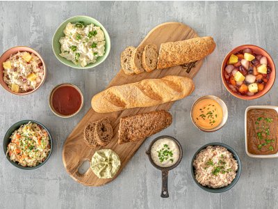 Broodplankje met verschillende salades en sauzen