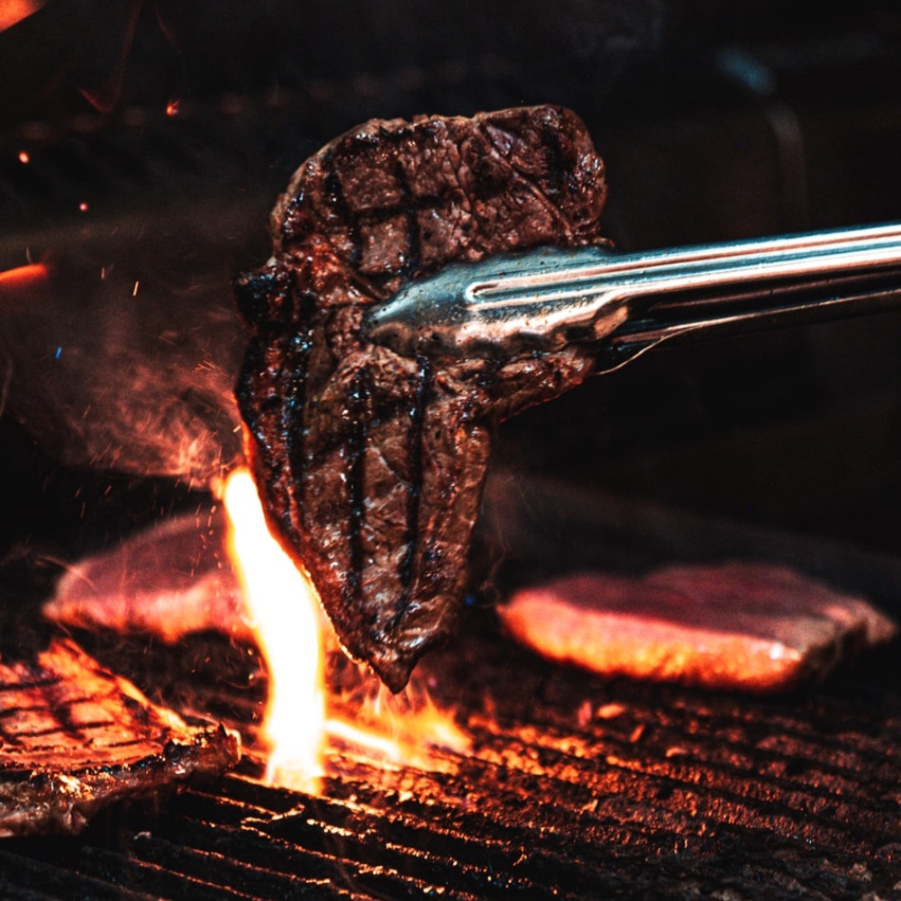 Stuk vlees op de barbecue