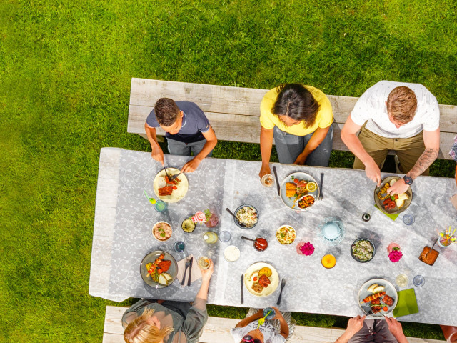 Familie aan tafel met een barbecue