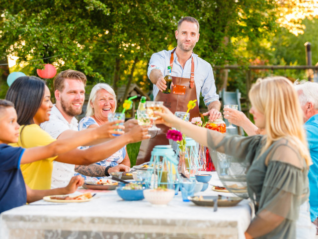 Familie die proost aan tafel