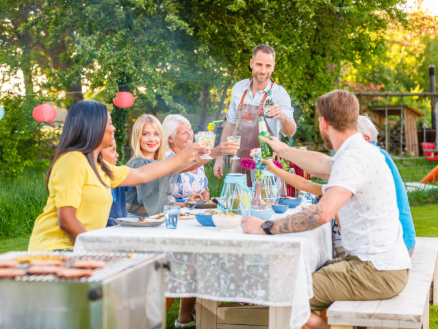 Familie die proost aan tafel