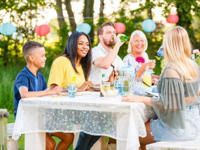 Familie aan tafel