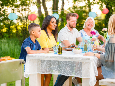 Familie aan tafel